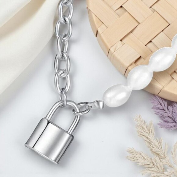 🆕18K White Gold Plated Chain Necklace with Padlock Charm & Freshwater Pearls - Picture 7 of 9